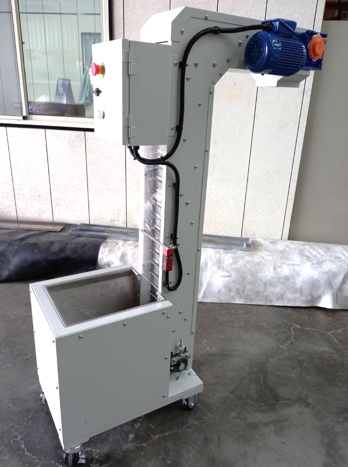 塑板帶直立式料斗爬升輸送機