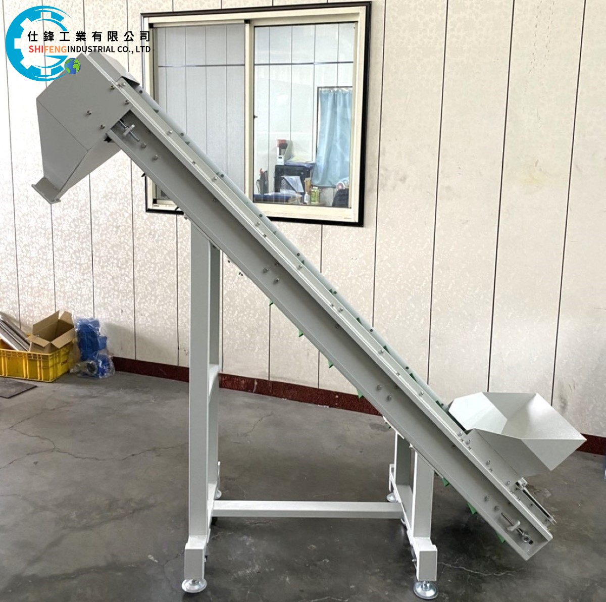 鋼鈑烤漆皮帶式料斗爬升輸送機